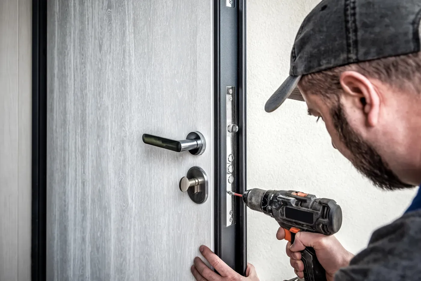 Équipe renforçant une porte blindée à Courbevoie
